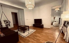 Chic Apartment On The Famous Shopping Rue Du Faubourg Saint-Honore Street